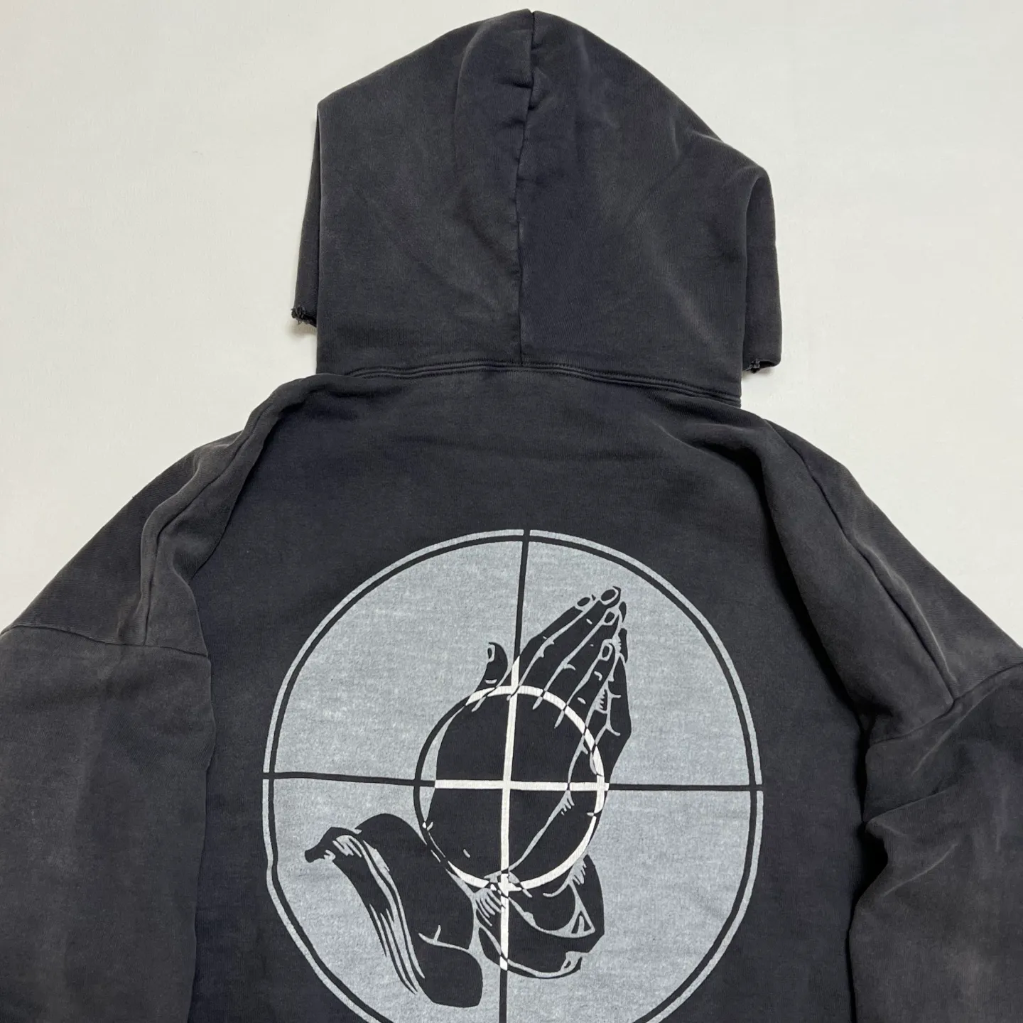 SAINT Mxxxxxx × FEAR OF GOD FG_HOODIE/SNT OF GOD/BLK FOG joint model ETERNAL praying crosshair distressed hoodie. Washed black S-XL. This season's popular super popular joint model. The original version is the same. Thin spring and summer fabrics. The upper body is comfortable. The BOXY version of the short fat wide shoulder line. Fashion darling wears it with a high-end feel. Heavy washing and water fading technology. The horse is repositioned. Excessive wear and damage graffiti treatment. Correct version FOG joint main mark/wash mark/little angel mark